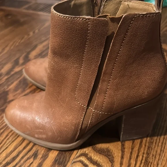 Lucky boots size 6.5 tannish color - Picture 2 of 5